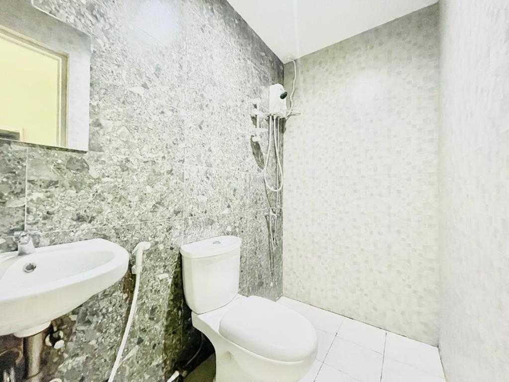 Oyo 1008 Armond Bed And Breakfast 막탄 외부 사진